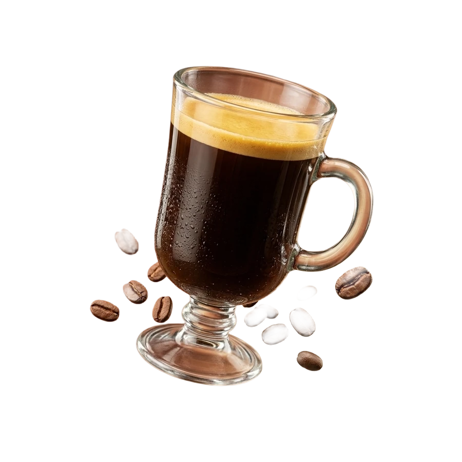 Café coado servido em caneca de vidro com grãos ao redor